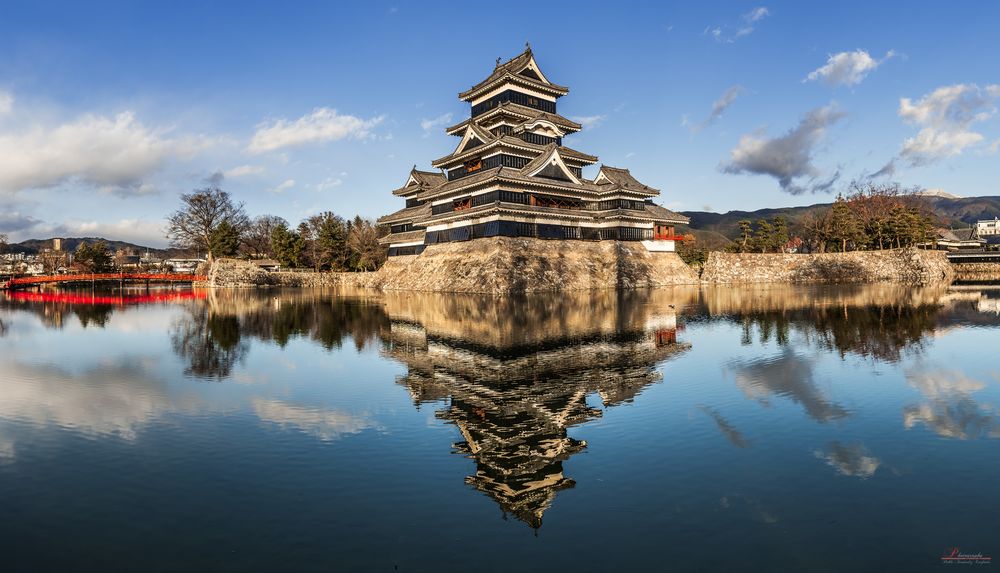 Обои для рабочего стола Matsumoto castle / Замок Мацумото / Замок Ворона, отражающийся в воде, префектура Нагано, Япония / Japan