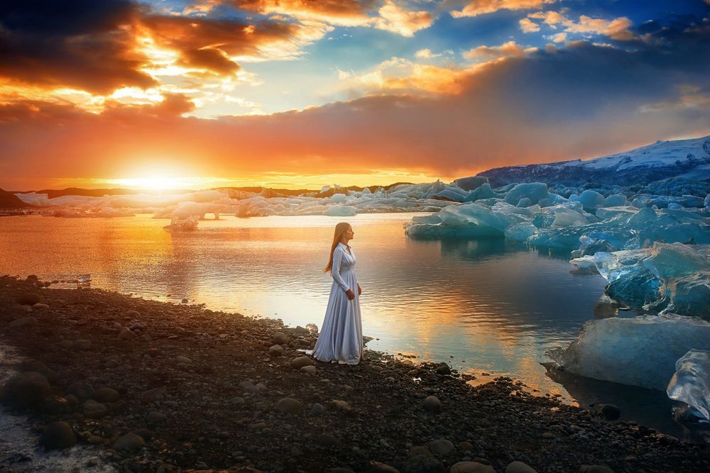 Обои для рабочего стола Девушка смотрит на льды, фотограф TJ Drysdale