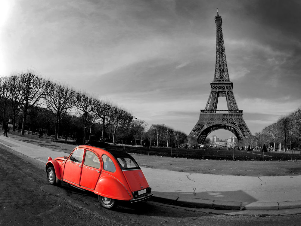 Обои для рабочего стола На фоне Эйфелевой башни / Eiffel Tower в Париже / Paris движется маленькое красное авто