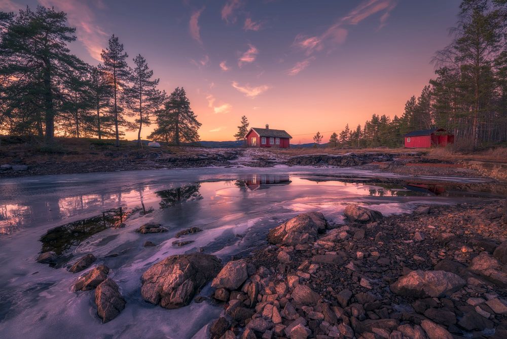 Обои для рабочего стола Домик у реки на фоне неба, фотограф Ole Henrik Skjelstad