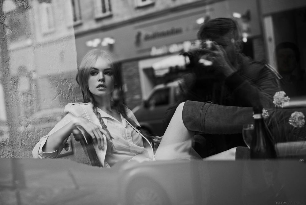Обои для рабочего стола Модель - Настя Щеглова за стеклом, фотограф Maxim Guselnikov