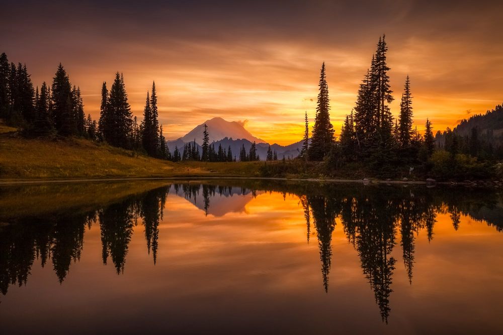 Обои для рабочего стола Mount Rainier / Маунт-Рейнир на закате, фотограф Doug Shearer