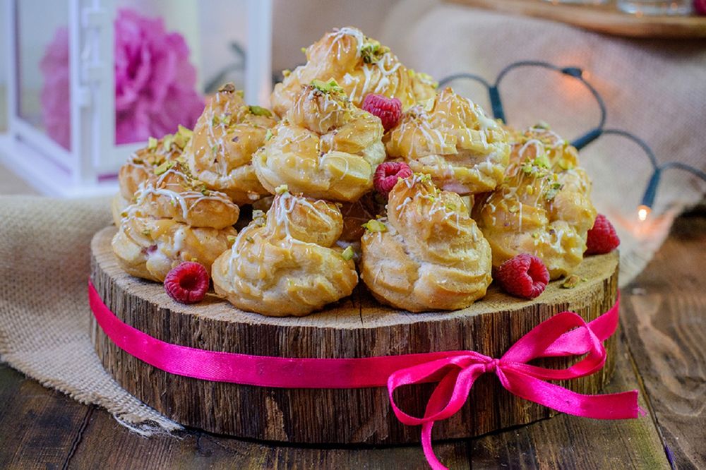 Обои для рабочего стола Пирожное с малиновым муссом и медовой карамелью, by Pokakulka