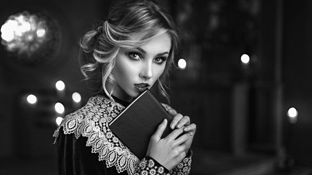 Обои для рабочего стола Девушка с книгой, фотограф Георгий Чернядьев