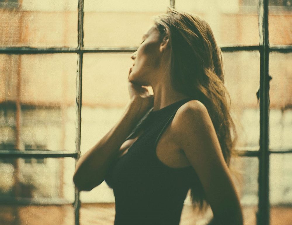 Обои для рабочего стола Модель Noemi Kappel стоит у окна, фотограф Erik Rozman
