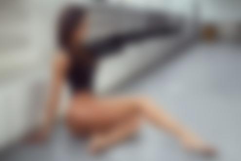 Обои на рабочий стол Модель Марта сидит на полу, фотограф Daniel Koper