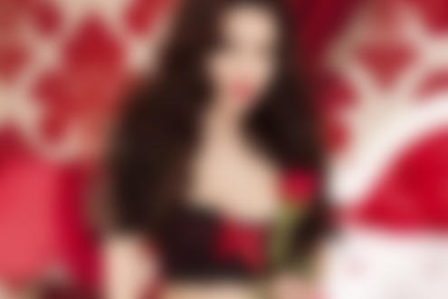 Обои для рабочего стола Cassie Laine / Кейси Лейн с розой в руках