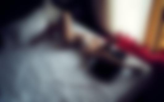 Обои для рабочего стола Девушка в нижнем белье лежит на кровати, фотогаф Miroslav Belev