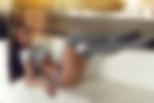 Обои на рабочий стол Девушка лежит на диване, фотограф Peter Marosi