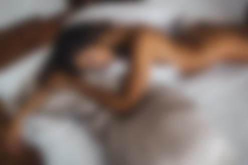 Обои на рабочий стол Модель Fernanda Moraes лежит на постели, фотограф Henrique Cesar