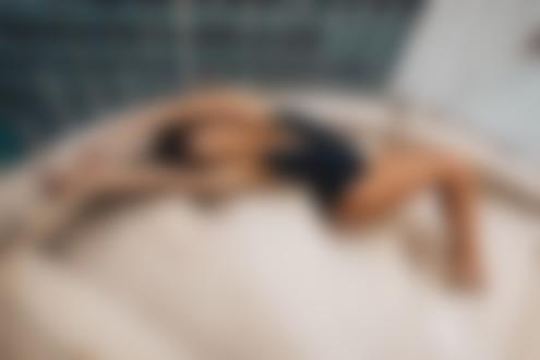 Обои на рабочий стол Модель Fernanda Moraes лежит на ступеньках, фотограф Henrique Cesar