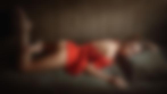 Обои на рабочий стол Модель Виктория Вишневецкая в красном платье лежит на диване, фотограф Георгий Чернядьев