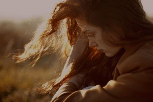 Обои на рабочий стол Девушка с рыжими развевающимися волосами, фотограф Marta Bevacqua