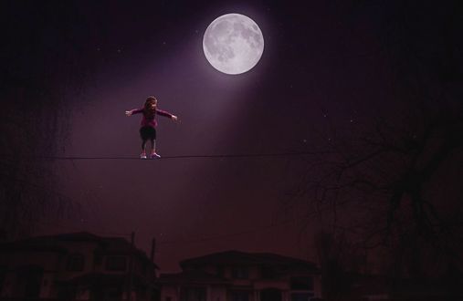 Обои на рабочий стол Девочка идет по тросу под освещением полной луной, фотограф Jody DAngelo