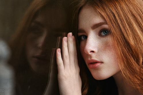 Обои на рабочий стол Модель Катя Воронина / Katya Voronina стоит у окна. Фотограф Ден Евдокимов / DBond