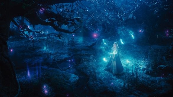 Обои на рабочий стол Принцесса Аврора / Princess Aurora из фильма Малефисента / Maleficent окружена феями-мотыльками в волшебном лесу