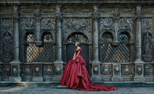 Обои на рабочий стол Девушка в длинном платье стоит на фоне дома, фотограф Irina Dzhul