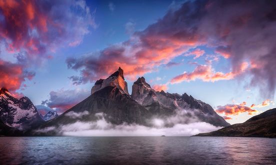 Обои на рабочий стол Горы под розовыми облаками, фотограф Timothy Poulton