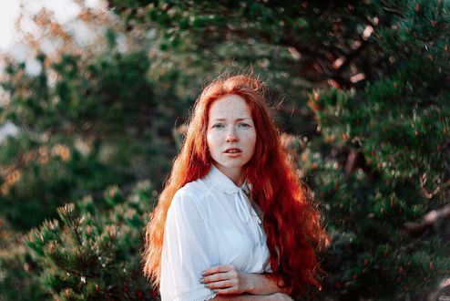 Обои на рабочий стол Веснушчатая рыжеволосая модель Oksana Butovskay / Оксана Бутовская в белой блузке на фоне природы, фотограф Илья Игошев / Ilya Igoshev