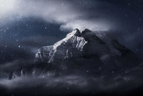 Обои на рабочий стол Горы в облаках и под падающим снегом, фотограф Marc Adamus
