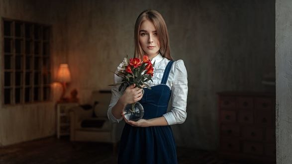 Обои на рабочий стол Девушка держит вазу с красными цветами, фотограф Георгий Чернядьев