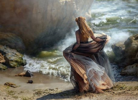 Обои на рабочий стол Девушка стоит на берегу, фотограф Irina Dzhul