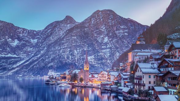 Обои на рабочий стол Город на фоне горных вершин ранним утром, Austria, Alps, Lake Hallstatt, / Австрия, Гальштатское озеро, Альпы, фотограф Robert Schuller