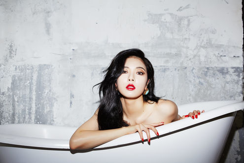 Обои на рабочий стол Kim Hyuna / Ким Хена - южнокорейская певица, участница группы 4Minute сидит в ванне