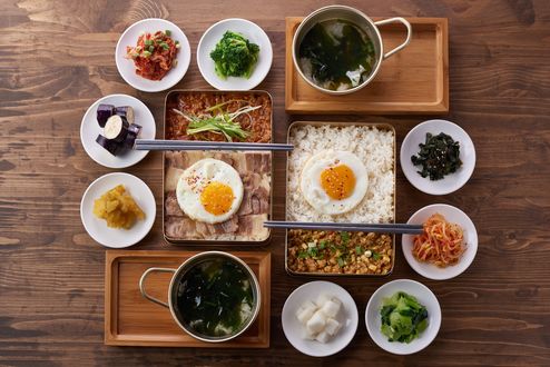 Обои на рабочий стол Японская кухня: суп из водорослей, рис, яичница, мясо и закуски, рядом полочки для еды