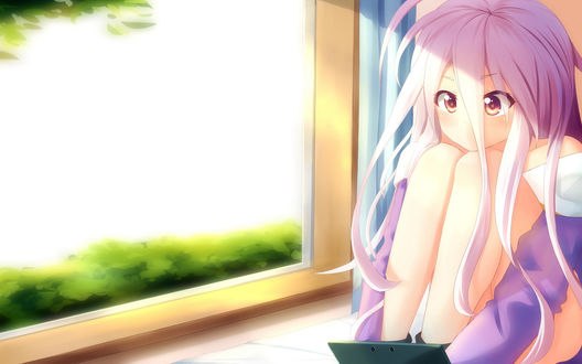Обои на рабочий стол Сиро / Широ / Shiro из аниме Нет игры - нет жизни / No Game No Life сидит у окна, погруженная в свой компьютер