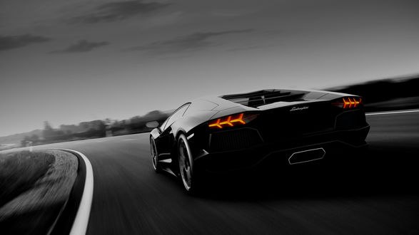 Обои на рабочий стол Автомобиль Ламборгини Авентадор / Lamborghini Aventador мчится по дороге