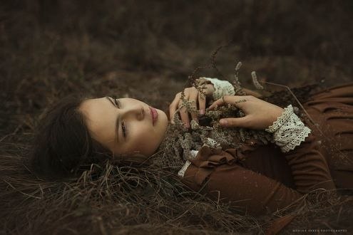 Обои на рабочий стол Девушка лежит на земле, фотограф Monika Serek