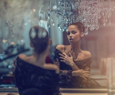 Обои на рабочий стол Девушка сидит перед зеркалом, фотограф Peter Marosi
