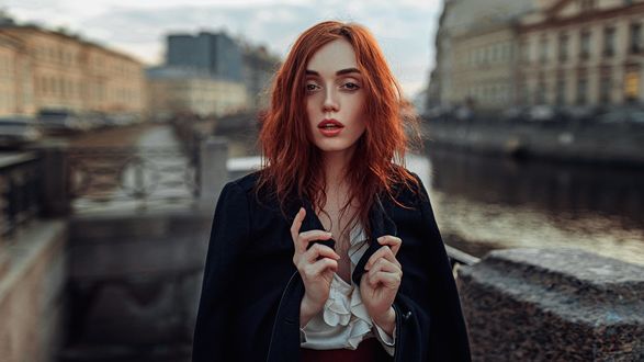 Обои на рабочий стол Модель Настя стоит на фоне города, фотограф Георгий Чернядьев