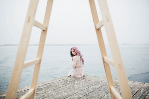 Обои на рабочий стол Девушка сидит на краю пристани, фотограф Jovana Rikalo