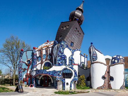 Обои на рабочий стол Пивная башня, архитектор Hundertvasser, Abensberg, Бавария, Германия