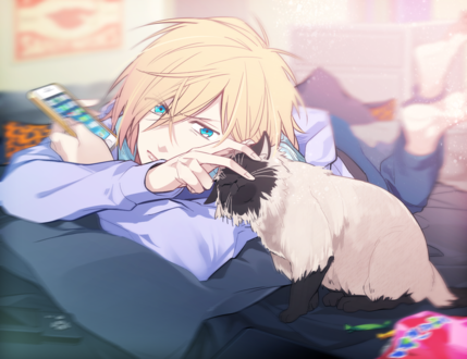 Обои на рабочий стол Yuri Plisetsky гладит кошку, лежа на кровати с телефоном, из аниме Yuri on Ice / Юрий на льду