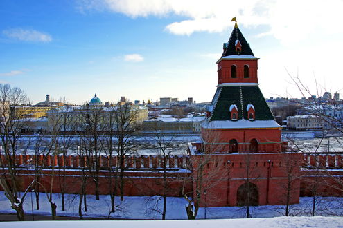 Обои на рабочий стол Московский Кремль и Москва-река зимой под солнцем