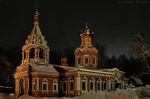 Обои на рабочий стол Красная церковь зимой на фоне деревьев, by Людмила Измайлова
