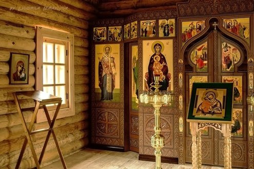 Обои на рабочий стол Внутреннее убранство деревянной церкви. Иконы на стенах, алтарь, by Людмила Измайлова