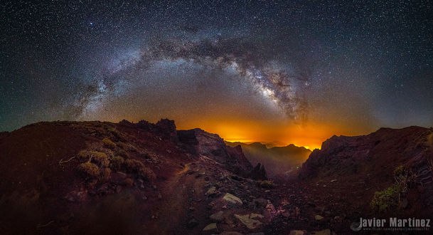 Обои на рабочий стол Млечный путь над Caldera de Taburiente, La Palma, Spain / Кальдера, Ла - Пальма, Испания, фотограф Javier Martinez Moran