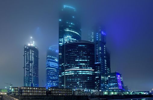 Обои на рабочий стол Строящийся международный деловой центр Москва-Сити в ночном тумане, Москва, Россия