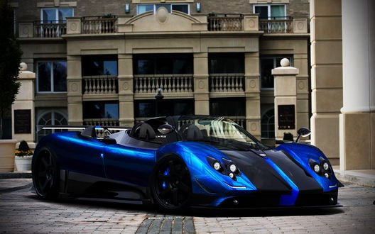Обои на рабочий стол Синий спортивный автомобиль возле большого дома