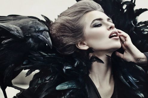 Обои на рабочий стол Модель Kate Shushakova MUAH с черным вороном на плече прикасается рукой к лицу, автор Ekaterina Belinskaya / Екатерина Белинская