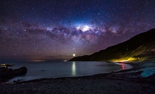 Обои на рабочий стол Млечный Путь над Red Rocks Reserve beach in South Wellington New Zealand / Красной Скалой, пляж в Южном Веллингтоне Новой Зеландии, фотограф Michael Jordanoff