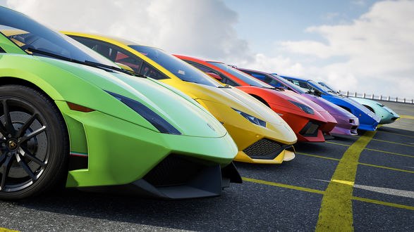 Обои на рабочий стол Шесть суперкаров Лаборгини / Lamborghini разных времен: зеленый Гайярдо / Гальярдо / Gallardo, желтый Уракан / Huracán, красный Авендатор / Aventador, сиреневый Дьябло / Diablo, синий Кунтач / Кунташ / Countach и голубой Мьюра / Miura стоят на стартовой линии