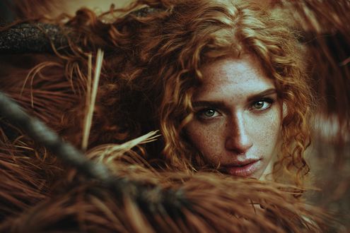 Обои на рабочий стол Рыжеволосая модель Emblu, фотограф Alessio Albi