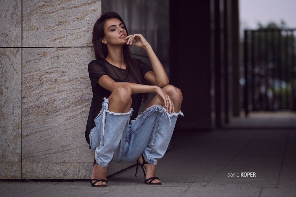 Обои для рабочего стола Модель Anita Sikorska в рваных джинсах, фотограф Daniel Koper