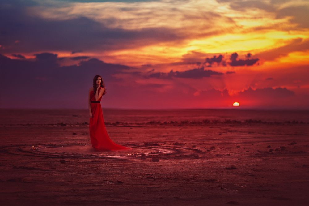 Слушать моя любовь жива как алый цвет. Девушка на закате. Девушка в платье на закате. Девушка на закате у моря. Девушка в Красном платье на закате.