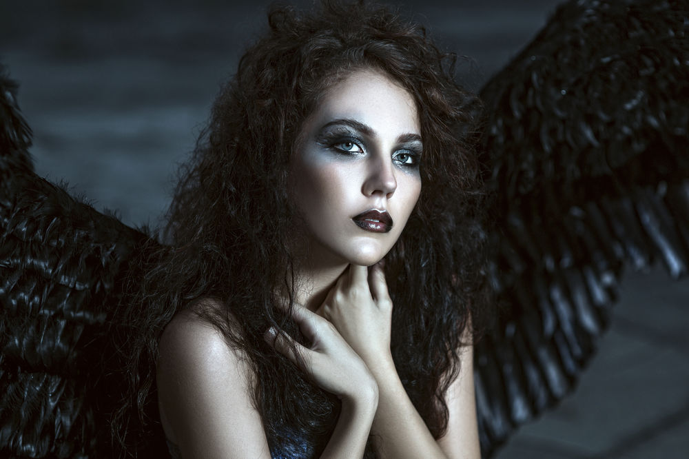 Обои для рабочего стола Девушка-ангел с черными крыльями прижала к груди руки, Евгения Литовченко / Evgeniya Litovchenko
